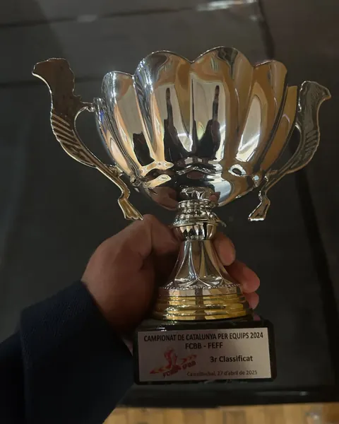 Una mà aguantant el trofeu de tercer classificat del Campionat de Catalunya per equips
