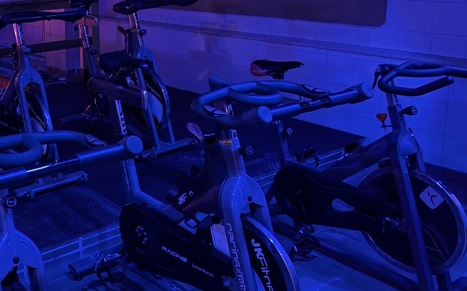 Les bicicletes d'spinning en fila, amb llum blava